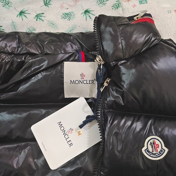 Moncler Padded Logo-Patch Black Gilet - Picture 7 of 11